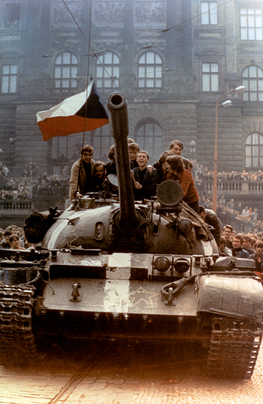 21. srpen 1968 - Pražané sedí na sovětském tanku na Václavském náměstí před hlavní budovou Národního muzea.