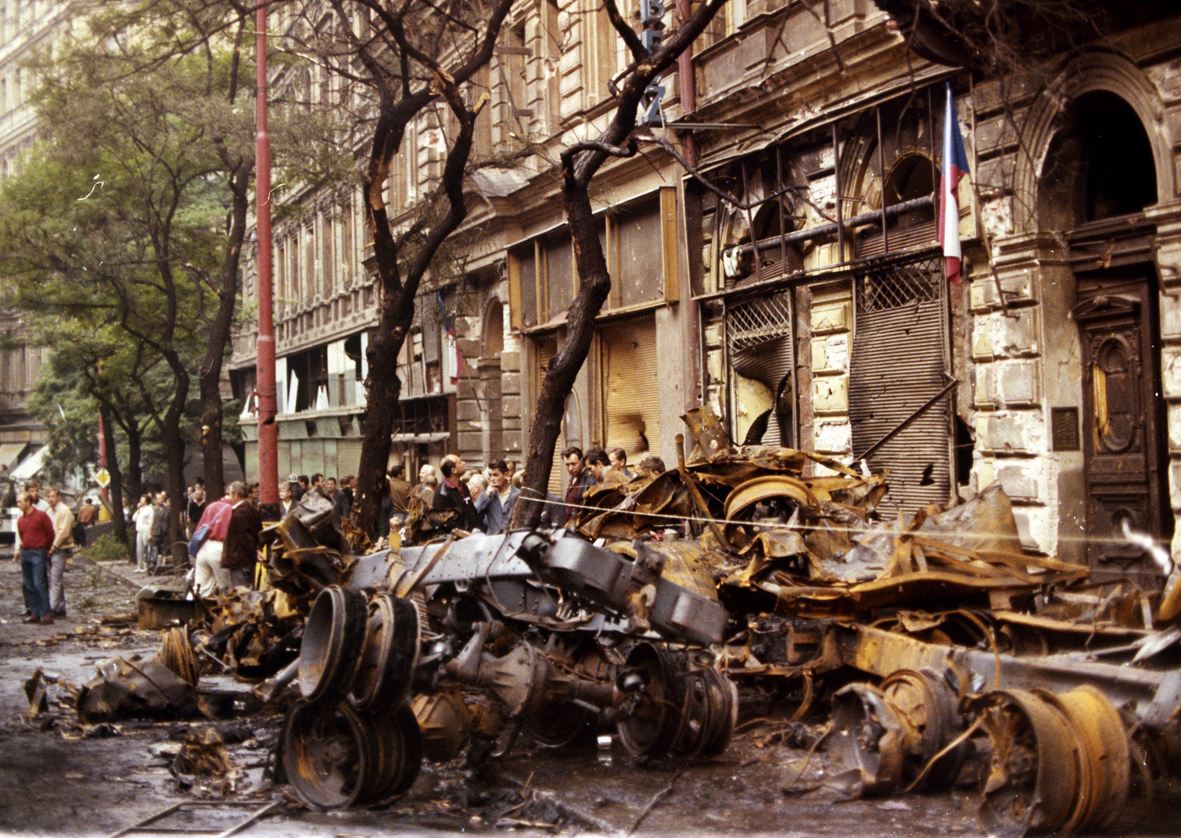Zniszczenia na ulicach Pragi, 21 sierpnia 1968 r.