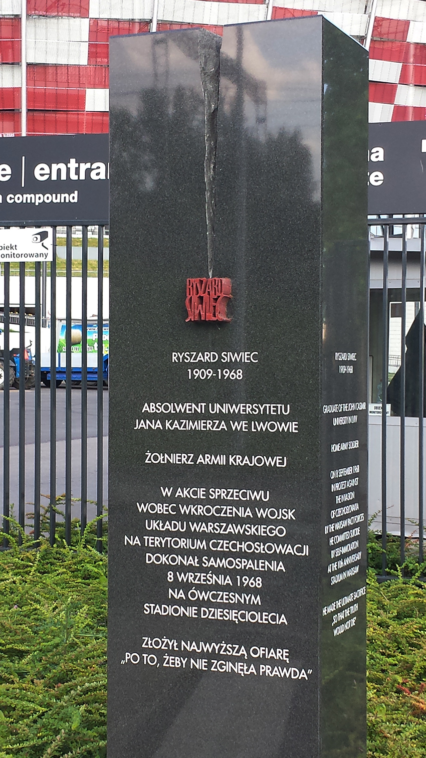 moderní obelisk na ulici Ryszarda Siwiece v blízkosti Národního stadionu